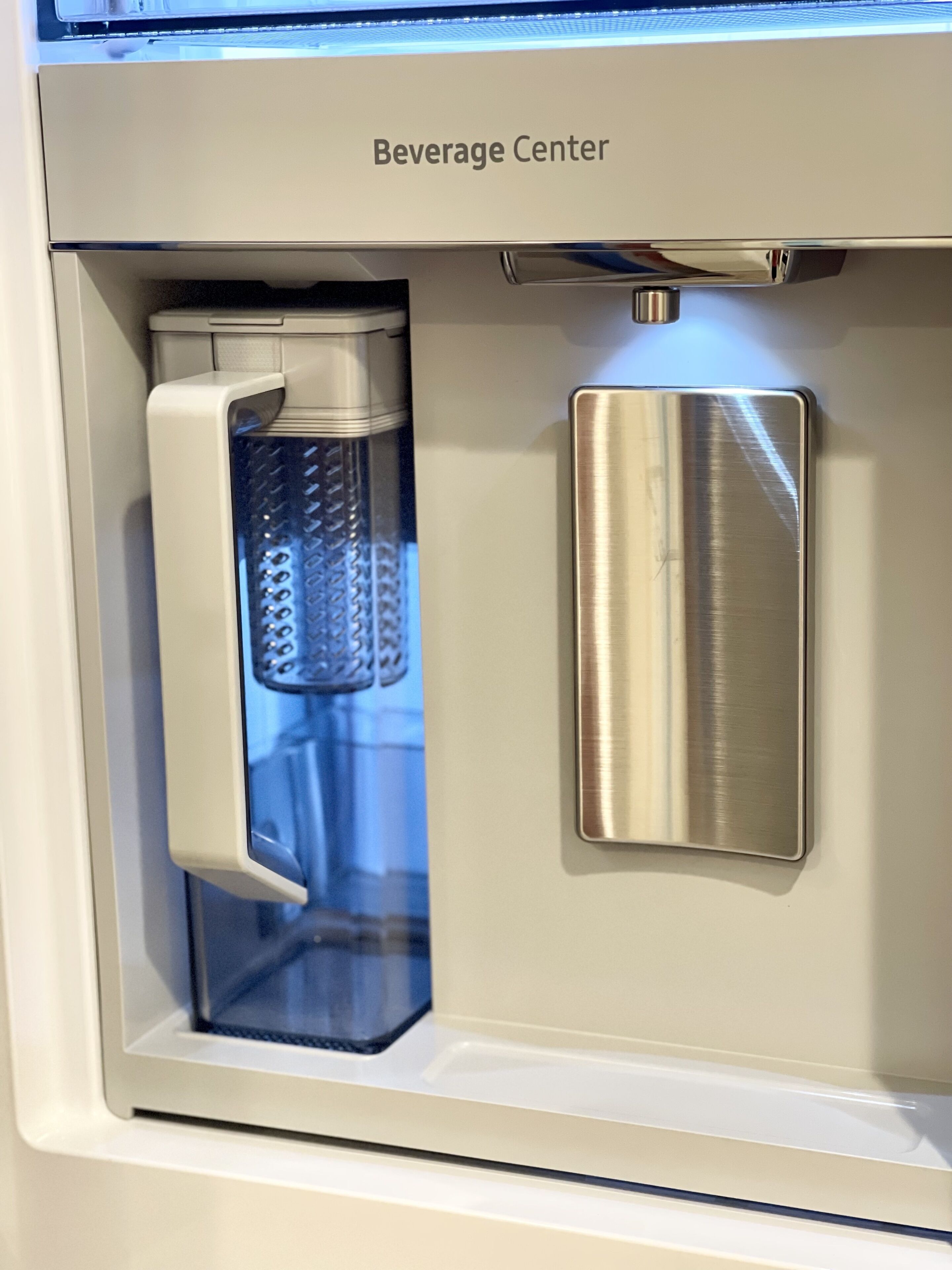 Eine Getränkeausstattung mit Wasserspender und Kaffeemaschine.