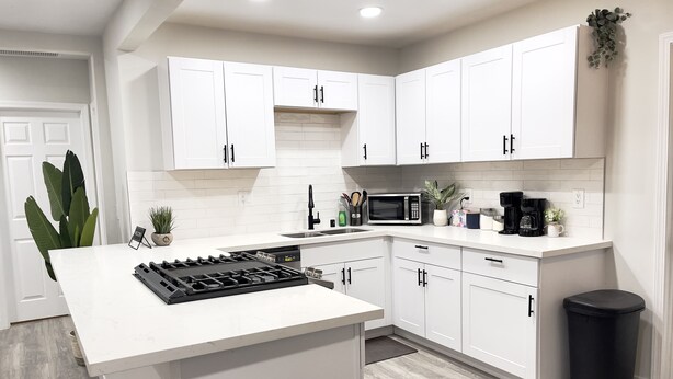Private kitchen - New 3 BR, Gated Parking, Sleep 8, Walk to BLVD (Lancaster)