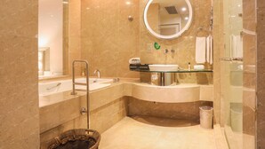 Un baño moderno con dos lavamanos, cabina de ducha de vidrio y espejo integrado.