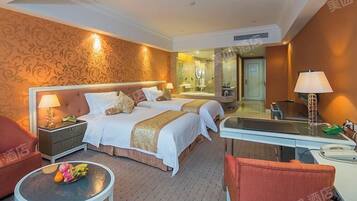 Caja de seguridad en la habitación y cortinas blackout