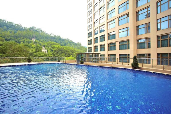 季节性开放的室外游泳池