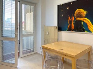 Dining - City Center 2 Bedroom A/C Apartment (Bratislavský kraj)
