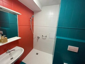 Hair dryer, towels, soap, shampoo - City Center 2 Bedroom A/C Apartment (Bratislavský kraj)