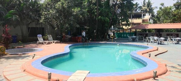 Outdoor pool, pool loungers - Presidency Landmark  (Daman)