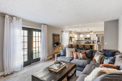 Modern home near highways, king beds, ping pong table