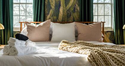 Modern home near highways, king beds, ping pong table