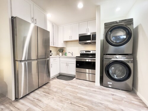Brand New 1 BR Guest House, Laundry, Gated Parking