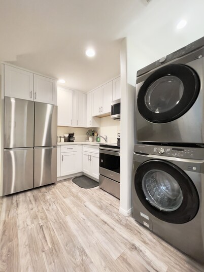 Brand New 1 BR Guest House, Laundry, Gated Parking