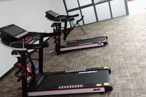 Two stationary bikes in a room with a patterned carpet. - Days Hotel by Wyndham Hunan Zhangjiajie (Zhangjiajie)