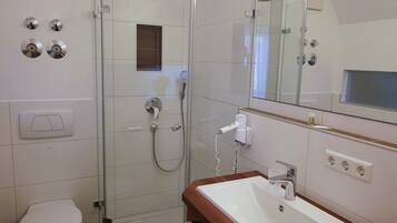 Een douche, een regendouche, een haardroger, handdoeken