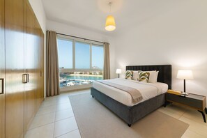 Classic Apartment, 3 Bedrooms - Maison Privee - Exclusive Apt with Seafront Views over Palm Jumeirah (Dubai)