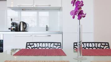 Refrigerador, microondas, horno y cafetera y tetera