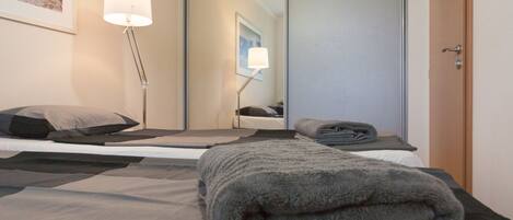 1 chambre, coffres-forts dans les chambres, fer et planche à repasser