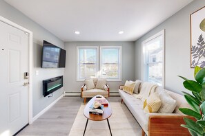 Smart TV, fireplace