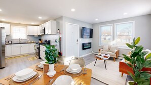 Smart TV, fireplace - Five75 Lux - PROV Suite 1 mins away from Federal Hill (Providence)