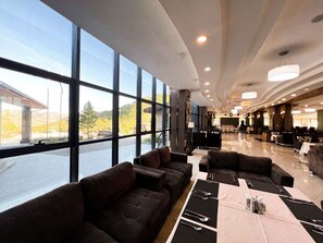 Serveert ontbijt, lunch, Aziatische gerechten, uitzicht op de tuin