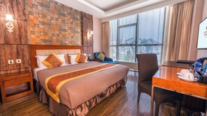 Deluxe tweepersoonskamer | Een minibar, een bureau, een laptopwerkplek, verduisterende gordijnen