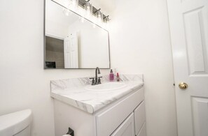 Shower, hair dryer, towels, soap - Chic & Cozy Townhouse with Two Master Suite Retreat (Jacksonville)