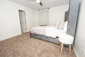 Room - Chic & Cozy Townhouse with Two Master Suite Retreat (Jacksonville)