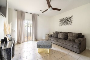 Smart TV - Chic & Cozy Townhouse with Two Master Suite Retreat (Jacksonville)