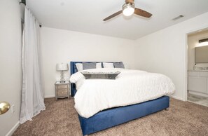 2 bedrooms, iron/ironing board, WiFi, bed sheets - Chic & Cozy Townhouse with Two Master Suite Retreat (Jacksonville)