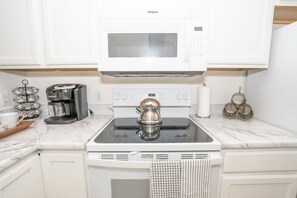 Private kitchen - Chic & Cozy Townhouse with Two Master Suite Retreat (Jacksonville)