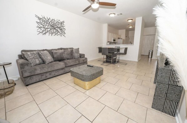 Smart TV - Chic & Cozy Townhouse with Two Master Suite Retreat (Jacksonville)