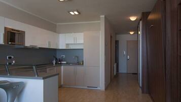 Kylskåp, ugn, kaffe- och tebryggare och vattenkokare