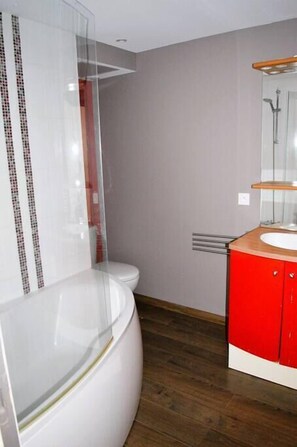 Bathtub, towels
