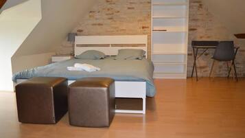 5 slaapkamers, een bureau, een strijkplank/strijkijzer, beddengoed