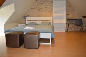 5 bedrooms, desk, iron/ironing board, bed sheets