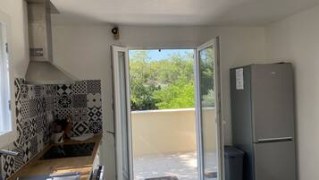 Réfrigérateur, micro-ondes, four, plaque de cuisson