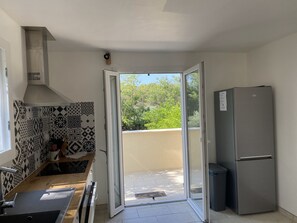 Kühlschrank, Mikrowelle, Ofen, Herdplatte