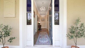 Interior - Orchard House - Gorge Views (BEECHWORTH)