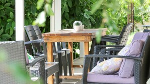 Outdoor dining - Orchard House - Gorge Views (BEECHWORTH)