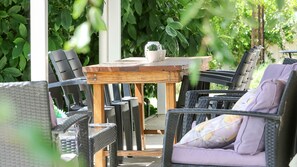 Outdoor dining - Orchard House - Gorge Views (BEECHWORTH)