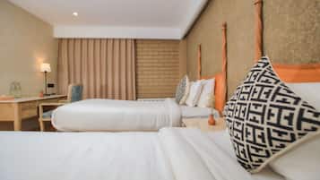 Habitación Deluxe con 1 cama doble o 2 individuales | Ropa de cama de alta calidad y edredones de plumas