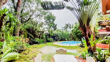 Innenpool, geöffnet von 08:00 Uhr bis 18:00 Uhr, Liegestühle