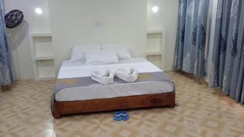 Shower, rainfall showerhead, free toiletries, towels