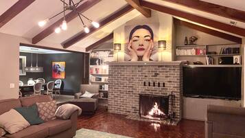 Téléviseur connecté, foyer, lecteur de DVD, chaîne audio