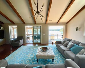 Smart TV, chimenea, reproductor de DVD y estéreo 