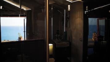 Deluxe Studio Suite | In-room safe, free WiFi, bed sheets