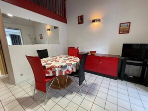 Dining - Charming Beach House with Terrace, A/C, and Private Parking in Saint-Cyprien (Saint-Cyprien)
