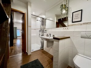 Douche, sĂšche-cheveux, serviettes fournies, savon