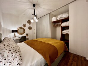 1 غرفة نوم ومكتب ومكواة/لوح كي وسرير سفر