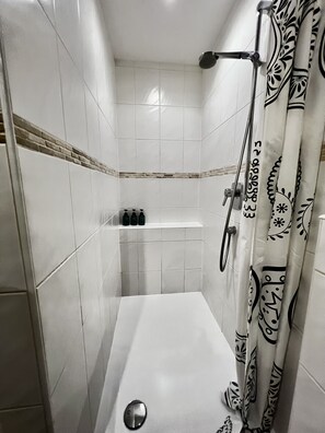 Shower, hair dryer, towels, soap - Modern apartment with charm (Kehl)