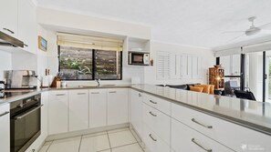 Mikrovågsugn, ugn och kaffe- och tebryggare