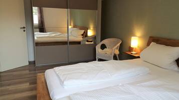 2 bedrooms, travel crib, free WiFi