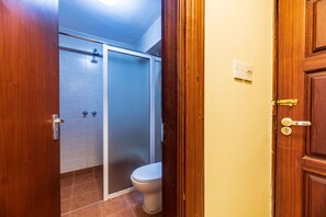 Chambre Standard avec lits jumeaux | Salle de bain | Douche, chaussons, serviettes fournies