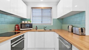 Frigorifero, microonde, forno, piano cottura